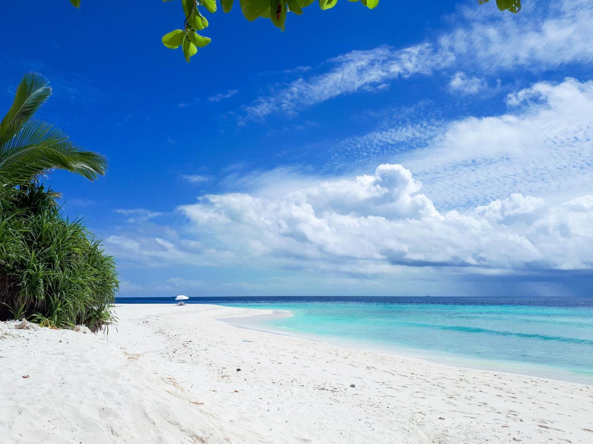 Ukulhas Villa Oceanview Hotel & Spa Exterior photo